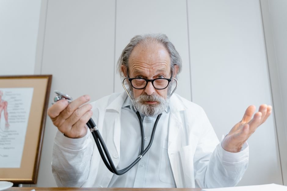 A doctor ready to talk through an enlarged prostate diagnosis with a male patient
